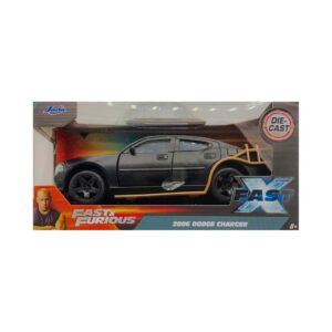 ¡Descubre la emocionante colección de autos coleccionables inspirados en la famosa película "Rápido y Furioso"! #24 2006 DODGE CHARGER - RÁPIDOS & FURIOSOS III. Esta serie a escala captura la esencia y la adrenalina de las películas, presentando una amplia gama de vehículos icónicos que han dejado su huella.  